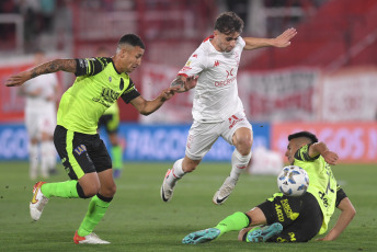 Buenos Aires, Argentina.- In the photos taken on October 30, 2023, during the match between Huracán and Barracas Central for the eleventh date of Zone A of the Professional Football League (LPF) Cup at the Tomás Adolfo Stadium Duco. Huracán and Barracas C. failed to open the scoring and the match ended in a 0-0 draw.