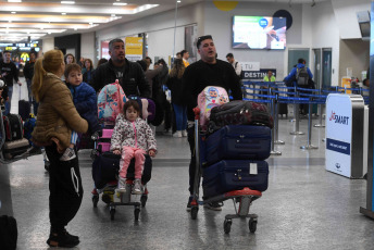 Buenos Aires, Argentina.- In the photos taken on October 13, 2023, thousands of people fill Aeroparque in the middle of the long weekend. With hotel reservations ranging from 75% to 95%, tour operators from the different provinces await with “great expectation” the arrival of travelers who will enjoy the long weekend that will last from Friday to Monday and will include the celebration in between. of Mother's Day.