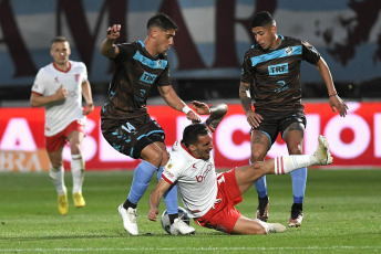 Buenos Aires, Argentina.- En las fotos tomadas el 18 de octubre del 2023, durante el partido entre Platense y Estudiantes por la novena fecha de la Zona B en Vicente López. El Platense de Martín Palermo obtuvo un gran triunfo y venció 2-1 a Estudiantes y se subió al segundo lugar de la tabla. Platense, que no le ganaba a Estudiantes desde hace 24 años, sumó de a tres en cuatro de sus últimos seis partidos.