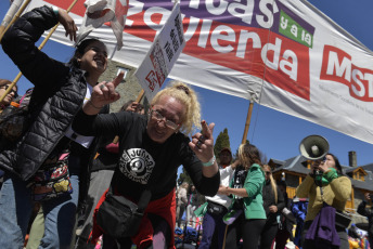 Bariloche, Argentina.- En las fotos tomadas el 15 de octubre del 2023, miles de personas marcharon en la ciudad rionegrina de San Carlos de Bariloche durante el Encuentro Plurinacional de Mujeres, Lesbianas, Travestis, Trans, Bisexuales, Intersex y No Binaries, en un evento marcado por el activismo resumido en la consigna "ni un paso atrás" ante al avance de la ultraderecha en al país.