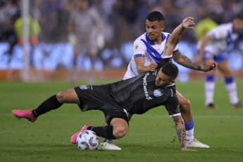 Buenos Aires, Argentina.- In the photos taken on October 9, 2023, during the match between Vélez and Atlético Tucumán in a match corresponding to the eighth date of Zone A of the Professional League Cup at the José Amalfitani stadium in Liniers. Vélez Sarsfield beat Atlético Tucumán 3-1 in their reunion with the public after two adverse results as a visitor.