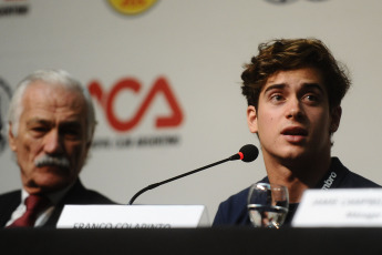 Buenos Aires, Argentina.- En las fotos tomadas el 4 de octubre del 2023, el piloto argentino, Franco Colapinto (derecha), durante una rueda de prensa ofrecida en la sede del Automóvil Club Argentino (ACA), en Buenos Aires. Colapinto debutará antes de fin de año en la Fórmula 2 y espera poder competir en la antesala de la Fórmula 1 en 2024. El piloto de 20 años, que actualmente compite en la Fórmula 3 con la escudería neerlandesa MP Motorsport, dijo que está "invitado" a participar en la última prueba de F2 de este año, que se disputa el 26 de noviembre en Abu Dhabi.