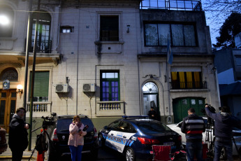 Buenos Aires, Argentina.- En las fotos tomadas el 18 de octubre del 2023, Aníbal Lotocki fue detenido por la muerte del paciente Rodolfo Zárate, operado en su clínica en 2021, luego de entregarse tras la orden de la Cámara del Crimen que consideró que existen elementos para acreditar el riesgo de que el imputado se fugue o intente entorpecer la investigación. Se trata del mismo cirujano que operó a la modelo Silvina Luna, quien falleció a fines de agosto por complicaciones derivadas de una intervención estética.