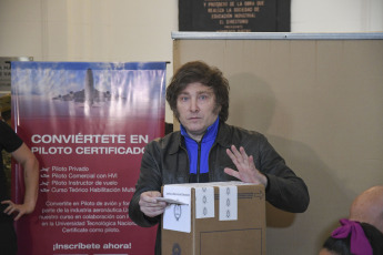 Buenos Aires.- With an atmosphere more typical of a soccer match or a rock concert than the act of voting, the presidential candidate of La Libertad Avanza, the far-right Javier Milei, cast his vote amidst shouting and displays of affection of a multitude of followers.