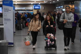 Buenos Aires, Argentina.- En las fotos tomadas el 13 de octubre del 2023, miles de personas colman Aeroparque en medio del fin de semana largo. Con reservas hoteleras que van del 75% al 95% operadores turísticos de las distintas provincias aguardan con “mucha expectativa” el arribo de los viajeros que disfrutarán el fin de semana largo que se extenderán del viernes al lunes próximos y contará en medio con la celebración del Día de la Madre.