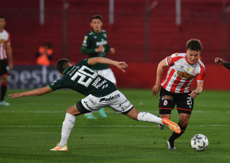 Buenos Aires, Argentina.- In the photos taken on October 2, 2023, during the match between Barracas Central and Sarmiento at the Claudio Chiqui Tapia Stadium in a match corresponding to the 7th round of the League Cup. Barracas Central tied 1-1 with Sarmiento. Defender Juan Ignacio Díaz scored for Barracas, who played at home on the Huracán field, while Guido Mainero equalized for Sarmiento.