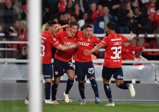 Buenos Aires, Argentina.- In the photos taken on October 18, 2023, during the match between Independiente and Barracas Central at the Libertadores de América stadium. Independiente defeated Barracas Central 3-0 in Avellaneda and is the temporary leader of Zone A of the League Cup.