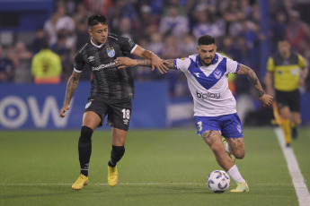 Buenos Aires, Argentina.- In the photos taken on October 9, 2023, during the match between Vélez and Atlético Tucumán in a match corresponding to the eighth date of Zone A of the Professional League Cup at the José Amalfitani stadium in Liniers. Vélez Sarsfield beat Atlético Tucumán 3-1 in their reunion with the public after two adverse results as a visitor.