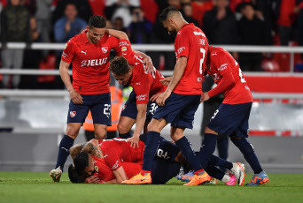 Buenos Aires, Argentina.- En las fotos tomadas el 18 de octubre del 2023, durante el partido entre Independiente y Barracas Central en el estadio Libertadores de América. Independiente derrotó 3-0 a Barracas Central en Avellaneda y es líder transitorio de la Zona A de la Copa de la Liga.