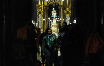 Luján, Argentina.- En las fotos tomadas el 1 de octubre del 2023, miles de peregrinos arribaron a la Basílica de Nuestra Señora de Luján, en el oeste de la provincia de Buenos Aires para participar de la 49° Peregrinación Juvenil, una de las manifestaciones de fe más importantes de la Argentina. La ceremonia, se realizó bajo el lema “Madre, estamos en tus manos, danos fuerza para unirnos”.