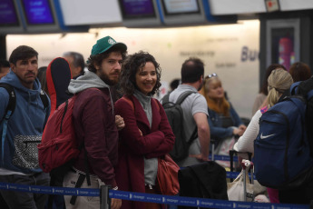 Buenos Aires, Argentina.- En las fotos tomadas el 13 de octubre del 2023, miles de personas colman Aeroparque en medio del fin de semana largo. Con reservas hoteleras que van del 75% al 95% operadores turísticos de las distintas provincias aguardan con “mucha expectativa” el arribo de los viajeros que disfrutarán el fin de semana largo que se extenderán del viernes al lunes próximos y contará en medio con la celebración del Día de la Madre.