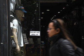 Buenos Aires, Argentina.- En las fotos tomadas el 11 de octubre del 2023, efectivos de la Policía Federal e inspectores de la Administración Federal de Ingresos Públicos (AFIP) llevan adelante operativos de fiscalización en la city porteña con el objetivo de frenar las operaciones en el mercado informal de divisas, donde el denominado dólar "blue" superó la barrera de los 1.000 pesos.