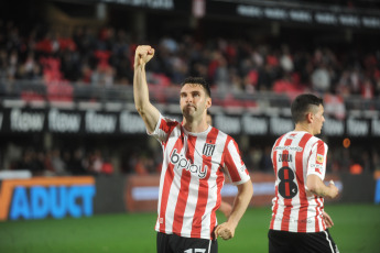 La Plata, Argentina.- In the photos taken on October 23, 2023, during the match between Estudiantes de La Plata and Sarmiento de Junín at the start of the tenth day of Zone B of the League Cup at the Jorge Stadium Luis Hirschi. Estudiantes beat Sarmiento de Junín 2-1 at home and achieved their second victory in the tournament, while the visiting team left important points along the way in their fight to remain in the First Division.