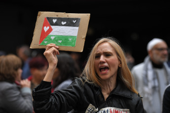 Buenos Aires, Argentina.- En las fotos tomadas el 19 de octubre del 2023, argentinos marcharon frente a la Embajada de Palestina en Buenos Aires, para "repudiar" la contraofensiva israelí en la Franja de Gaza tras los ataques múltiples perpetrados el 7 de octubre por la organización islamita Hamas, y pedirán la "intervención de la comunidad internacional" frente a lo que consideran un "genocidio sobre el pueblo palestino".