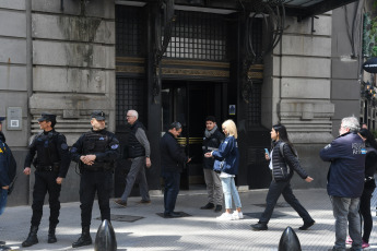 Buenos Aires, Argentina.- In the photos taken on October 13, 2023, the General Directorate of Customs, the Federal Administration of Public Revenue (AFIP), the Federal Police (PFA), and other security forces continue to carry out a set of operations to detect illegal operations carried out with foreign currency. In a climate marked by operations, the free dollar fell to $980 and the Stock Market reached a new record. The ticket dropped 30 pesos for sale. The BCRA sold USD 120 million in the market and reserves fell by more than USD 500 million. The S&P Merval improved 6.1%, to 760,673 points.