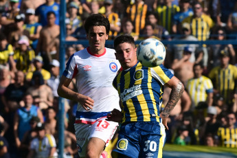 Rosario, Argentina.- In the photos taken on October 29, 2023, during the match between Rosario Central and Argentinos Juniors for the eleventh date of Zone A of the LPF Cup at the Gigante de Arroyito stadium. Rosario Central has already accumulated 27 games without losing after beating Argentinos Juniors 3-1. In this way, in the annual table it was positioned in the qualification zone for the 2024 Copa Libertadores.