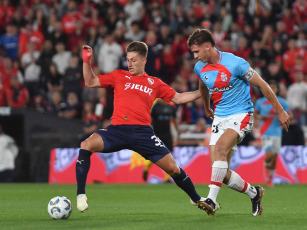 Buenos Aires, Argentina.- In the photos taken on October 29, 2023, during the match between Independiente and Arsenal on the eleventh date of zone A of the Professional Football League (LPF) Cup at the Libertadores de América Stadium . Independiente could not defeat the relegated Arsenal de Sarandí and ended up drawing goalless in Avellaneda.