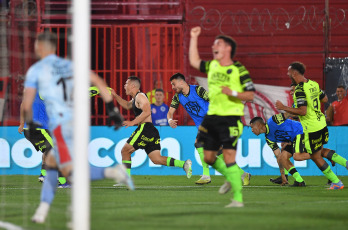 Buenos Aires, Argentina.- In the photos taken on October 9, 2023, during the match between Colón de Santa Fe and Baracas Central at the Claudio Tapia Stadium. Barracas Central defeated Colón, 2-1. Tomás Galván put “Sabalero” ahead, while “Guapo” turned it around with goals from Alexis Domínguez and Carlos Arce.