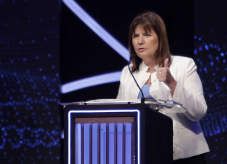 Santiago del Estero, Argentina.- En las fotos tomadas el 1 de octubre del 2023, a sólo tres semanas de las elecciones presidenciales del 22 de octubre, Javier Milei, Patricia Bullrich (foto), Sergio Massa, Juan Schiaretti y Myriam Bregman, los cinco candidatos que competirán en los comicios participaron del primer debate obligatorio en la Universidad Nacional de Santiago del Estero. Los ejes fueron: Economía, Educación, Derechos Humanos y conviviencia democrática. La categoría económica fue el centro de las discusiones y el uso de los derechos de réplica de los presidenciables.