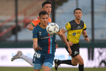 Sarandí, Argentina.- En las fotos tomadas el 9 de octubre del 2023, durante el partido entre Arsenal y Banfield en un partido por la octava fecha de la Zona A de la Copa de la Liga en el Estadio Julio Humberto Grondona. Arsenal y Banfield empataron sin goles. Arsenal empató 0 a 0 y quedó al borde del descenso y sin margen de error. El equipo de Sarandí, que terminó con nueve jugadores, deberá ganar los seis partidos que le restan.