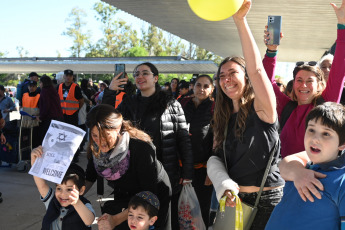 Buenos Aires, Argentina.- In the photos taken on October 17, 2023, the Aerolíneas Argentinas flight that transported a new group of Argentines from Israel from Rome arrived in Buenos Aires with 262 repatriated nationals. The second group of Argentines evacuated from Israel arrived in the country this Tuesday on an Aerolíneas Argentinas flight from Rome that landed in Ezeiza. This is a contingent of 262 repatriates who carried out an airlift from Tel Aviv to the Italian capital to escape Hamas attacks in the Middle East.