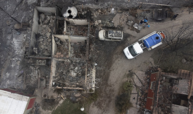 Mendoza, Argentina. En las fotos tomadas el 30 de octubre del 2023, muestra las zonas afectadas por un incendio en Luján de Cuyo provocado por el viento Zonda. Aunque algunos focos aún siguen activos, unas 82 personas tuvieron que ser evacuadas a un polideportivo de esa ciudad mendocina, se informó oficialmente. Según fuentes oficiales, se estima que el fuego afectó una extensión de más de 4.000 hectáreas en toda la provincia.