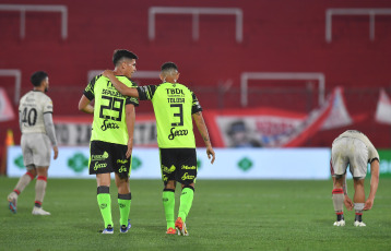 Buenos Aires, Argentina.- In the photos taken on October 9, 2023, during the match between Colón de Santa Fe and Baracas Central at the Claudio Tapia Stadium. Barracas Central defeated Colón, 2-1. Tomás Galván put “Sabalero” ahead, while “Guapo” turned it around with goals from Alexis Domínguez and Carlos Arce.