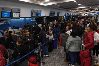 Buenos Aires, Argentina.- In the photos taken on October 13, 2023, thousands of people fill Aeroparque in the middle of the long weekend. With hotel reservations ranging from 75% to 95%, tour operators from the different provinces await with “great expectation” the arrival of travelers who will enjoy the long weekend that will last from Friday to Monday and will include the celebration in between. of Mother's Day.