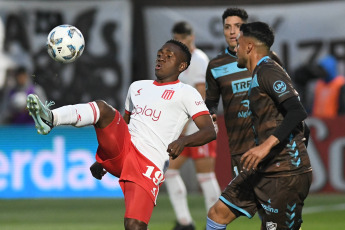 Buenos Aires, Argentina.- In the photos taken on October 18, 2023, during the match between Platense and Estudiantes for the ninth date of Zone B in Vicente López. Martín Palermo's Platense team obtained a great victory and beat Estudiantes 2-1 and climbed to second place in the table. Platense, who had not beaten Estudiantes for 24 years, added three in four of their last six games.