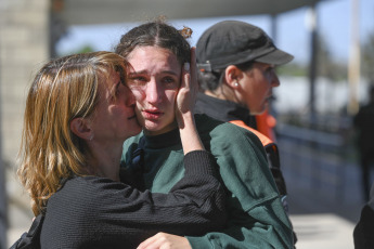 Buenos Aires, Argentina.- En las fotos tomadas el 17 de octubre del 2023, el vuelo de Aerolíneas Argentinas que transportó desde Roma a un nuevo grupo de argentinos desde Israel arribó a Buenos Aires con 262 connacionales repatriados. El segundo grupo de argentinos evacuados desde Israel arribó al país este martes en un vuelo de Aerolíneas Argentinas proveniente de Roma que aterrizó en Ezeiza. Se trata de un contingente de 262 repatriados que realizaron un puente aéreo desde Tel Aviv hacia la capital italiana para escapar de los ataques de Hamas en Medio Oriente.