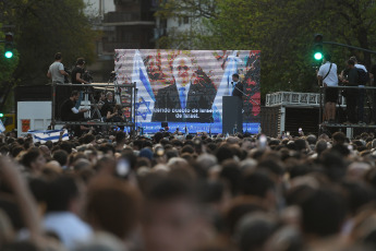 Buenos Aires, Argentina.- En las fotos tomadas el 9 de octubre del 2023, organizaciones sociales participan de multitudinarias manifestaciones en apoyo a las poblaciones de ambos lados del conflicto. En respuesta a la violencia desencadenada por la guerra, son muchas las manifestaciones alrededor del mundo en apoyo, por un lado de palestinos, y, por otro, de judíos e israelíes. El grupo militante palestino Hamás lanzó un ataque mortal contra Israel, que ha declarado la guerra a Gaza, desatando el temor a una escalada del conflicto en Oriente Próximo.