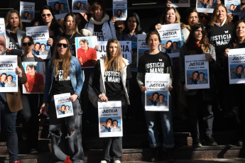 Buenos Aires, Argentina.- En las fotos tomadas el 2 de octubre del 2023, familiares y amigos llegan a la puerta de tribunales de San Isidro durante el juicio por la muerte del hijo de Federico Storani, Manuel Storani y la madre de éste, María de los Ángeles Bruzzone, además de una tercera persona, por un choque de lanchas ocurrida hace siete años en el río Luján, en el partido bonaerense de Tigre. El dirigente radical Storani, pidió que “la Justicia sancione de manera ejemplar a quienes actúan con desaprensión y desprecio a la vida".