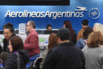 Buenos Aires, Argentina.- In the photos taken on October 13, 2023, thousands of people fill Aeroparque in the middle of the long weekend. With hotel reservations ranging from 75% to 95%, tour operators from the different provinces await with “great expectation” the arrival of travelers who will enjoy the long weekend that will last from Friday to Monday and will include the celebration in between. of Mother's Day.