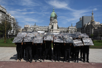 Buenos Aires, Argentina.- En las fotos tomadas el 10 de octubre del 2023, la organización ambientalista internacional Greenpeace realizó una actividad en la Plaza del Congreso en la cual desplegó paneles que denuncian que los desmontes en la Argentina aumentaron un 21% con respecto al mismo período del año pasado. La organización no gubernamental (ONG), volvió a convocar a la ciudadanía a votar sobre la penalización de los desmontes ilegales y participar de la Consulta Popular.