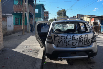 Buenos Aires, Argentina.- En las fotos tomadas el 4 de octubre del 2023, vecinos reclamaron justicia frente a la casa de uno de los sospechosos de la muerte de un barrendero que había resultado baleado el 21 de septiembre pasado al quedar en medio de un presunto enfrentamiento entre dos grupos rivales, en el barrio porteño Zavaleta de Barracas. Por el caso hay tres detenidos, uno de ellos es quien apretó el gatillo.