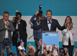 Buenos Aires, Argentina.- En las fotos tomadas el 22 de octubre del 2023, el candidato presidencial de Unión por la Patria (UxP), Sergio Massa (frente), brindó las primeras declaraciones en su búnker tras ir a balotaje en los comicios de este domingo. Massa, fue el candidato mas votado en los comicios y, tras conocer el resultado, se ha comprometido a formar un Gobierno de unidad en caso de ganar la segunda vuelta de las elecciones el 19 de noviembre.