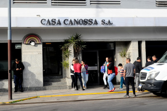 Buenos Aires, Argentina.- En las fotos tomadas el 3 de octubre del 2023, familiares y amigos asisten al velorio de Gustavo Romero, efectivo de la Policía Bonaerense que fue asesinado de cuatro tiros por delincuentes que intentaron robarle la moto en la localidad de Banfield, partido de Lomas de Zamora. Por el crimen hay un aprehendido, según informaron fuentes policiales y judiciales.