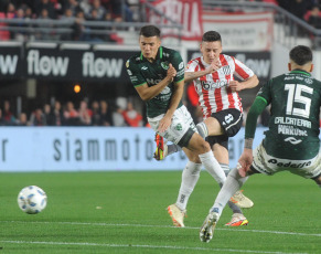 La Plata, Argentina.- In the photos taken on October 23, 2023, during the match between Estudiantes de La Plata and Sarmiento de Junín at the start of the tenth day of Zone B of the League Cup at the Jorge Stadium Luis Hirschi. Estudiantes beat Sarmiento de Junín 2-1 at home and achieved their second victory in the tournament, while the visiting team left important points along the way in their fight to remain in the First Division.