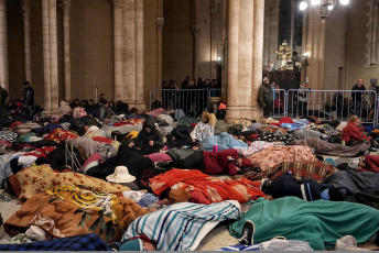 Luján, Argentina.- En las fotos tomadas el 1 de octubre del 2023, miles de peregrinos arribaron a la Basílica de Nuestra Señora de Luján, en el oeste de la provincia de Buenos Aires para participar de la 49° Peregrinación Juvenil, una de las manifestaciones de fe más importantes de la Argentina. La ceremonia, se realizó bajo el lema “Madre, estamos en tus manos, danos fuerza para unirnos”.