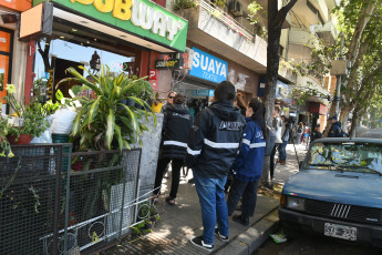 Buenos Aires, Argentina.- In the photos taken on October 18, 2023, members of the Federal Police (PFA) together with inspectors from the Federal Administration of Public Revenue (AFIP) and Customs carried out an inspection operation in different branches of an exchange house registered with the Central Bank, with the objective of controlling that there are no irregularities in currency operations.