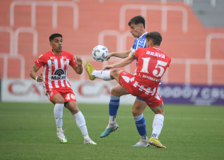 Mendoza, Argentina.- En las fotos tomadas el 2 de octubre del 2023, durante el partido entre Godoy Cruz e Instituto en el estadio Malvinas Argentinas, de Mendoza, válido por la séptima jornada, la fecha de los clásicos y emparejamientos de la Copa de la Liga Profesional. Godoy Cruz e Instituto empataron 1 a 1, con goles de Tadeo Allende para el Tomba y Jonás Acevedo para el visitante.