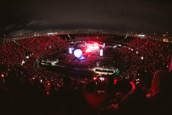 Buenos Aires, Argentina.- En las fotos tomadas el 18 de octubre del 2023, a seis años de un anodino paso en el marco de Lollapalooza Argentina 2017; The Weeknd se presentó ante un colmado Estadio River Plate, que fue testigo de un gran show, tanto en lo referente al despliegue escénico como en el plano musical. El cantante canadiense se presentó en el primero de sus dos shows programados en Argentina.