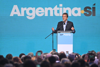 Buenos Aires, Argentina.- En las fotos tomadas el 22 de octubre del 2023, el candidato presidencial de Unión por la Patria (UxP), Sergio Massa, brindó las primeras declaraciones en su búnker tras ir a balotaje en los comicios de este domingo. Massa, fue el candidato mas votado en los comicios y, tras conocer el resultado, se ha comprometido a formar un Gobierno de unidad en caso de ganar la segunda vuelta de las elecciones el 19 de noviembre.