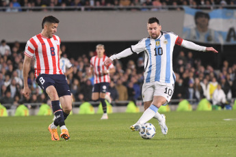 Buenos Aires, Argentina.- In the photos taken on October 12, 2023, the Argentine national team, with its captain Lionel Messi on the substitute bench, played against Paraguay at the Monumental stadium in a match on the third date of the South American Qualifiers of the 2026 World Cup. At the moment Argentina leads the South American classification with an ideal score of 9 units, while Brazil with two played, follows with six, ahead of Colombia (5) and Uruguay (4).