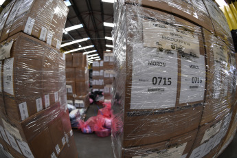 Buenos Aires, Argentina.- In the photos taken on October 20, 2023, workers from the Argentine Post Office participate in the logistical device ahead of the general elections that will take place this Sunday throughout the country. A historic election is expected for Sunday, October 22. The authorities hope that the level of voting will exceed the 68% registered in the primary elections and that 30% of undecided voters will vote, and to this end, access to the polls is being facilitated.