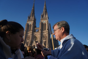 Luján, Argentina.- In the photos taken on October 1, 2023, thousands of pilgrims arrived at the Basilica of Our Lady of Luján, in the west of the province of Buenos Aires to participate in the 49th Youth Pilgrimage, one of the most important manifestations of faith in Argentina. The ceremony was held under the motto “Mother, we are in your hands, give us strength to unite.”