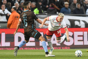 Buenos Aires, Argentina.- En las fotos tomadas el 18 de octubre del 2023, durante el partido entre Platense y Estudiantes por la novena fecha de la Zona B en Vicente López. El Platense de Martín Palermo obtuvo un gran triunfo y venció 2-1 a Estudiantes y se subió al segundo lugar de la tabla. Platense, que no le ganaba a Estudiantes desde hace 24 años, sumó de a tres en cuatro de sus últimos seis partidos.