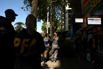 Buenos Aires, Argentina.- In the photos taken on October 18, 2023, members of the Federal Police (PFA) together with inspectors from the Federal Administration of Public Revenue (AFIP) and Customs carried out an inspection operation in different branches of an exchange house registered with the Central Bank, with the objective of controlling that there are no irregularities in currency operations.