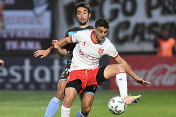 Buenos Aires, Argentina.- En las fotos tomadas el 18 de octubre del 2023, durante el partido entre Platense y Estudiantes por la novena fecha de la Zona B en Vicente López. El Platense de Martín Palermo obtuvo un gran triunfo y venció 2-1 a Estudiantes y se subió al segundo lugar de la tabla. Platense, que no le ganaba a Estudiantes desde hace 24 años, sumó de a tres en cuatro de sus últimos seis partidos.