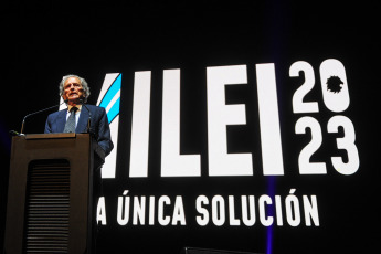 Buenos Aires.- In the photo taken on October 18, 2023, the presidential candidate of La Libertad Avanza, Javier Milei, closes his electoral campaign today with a view to Sunday's elections, with an event at the Buenos Aires Movistar Arena stadium, located in the Buenos Aires neighborhood of Villa Crespo, accompanied by leaders and candidates from the libertarian space.